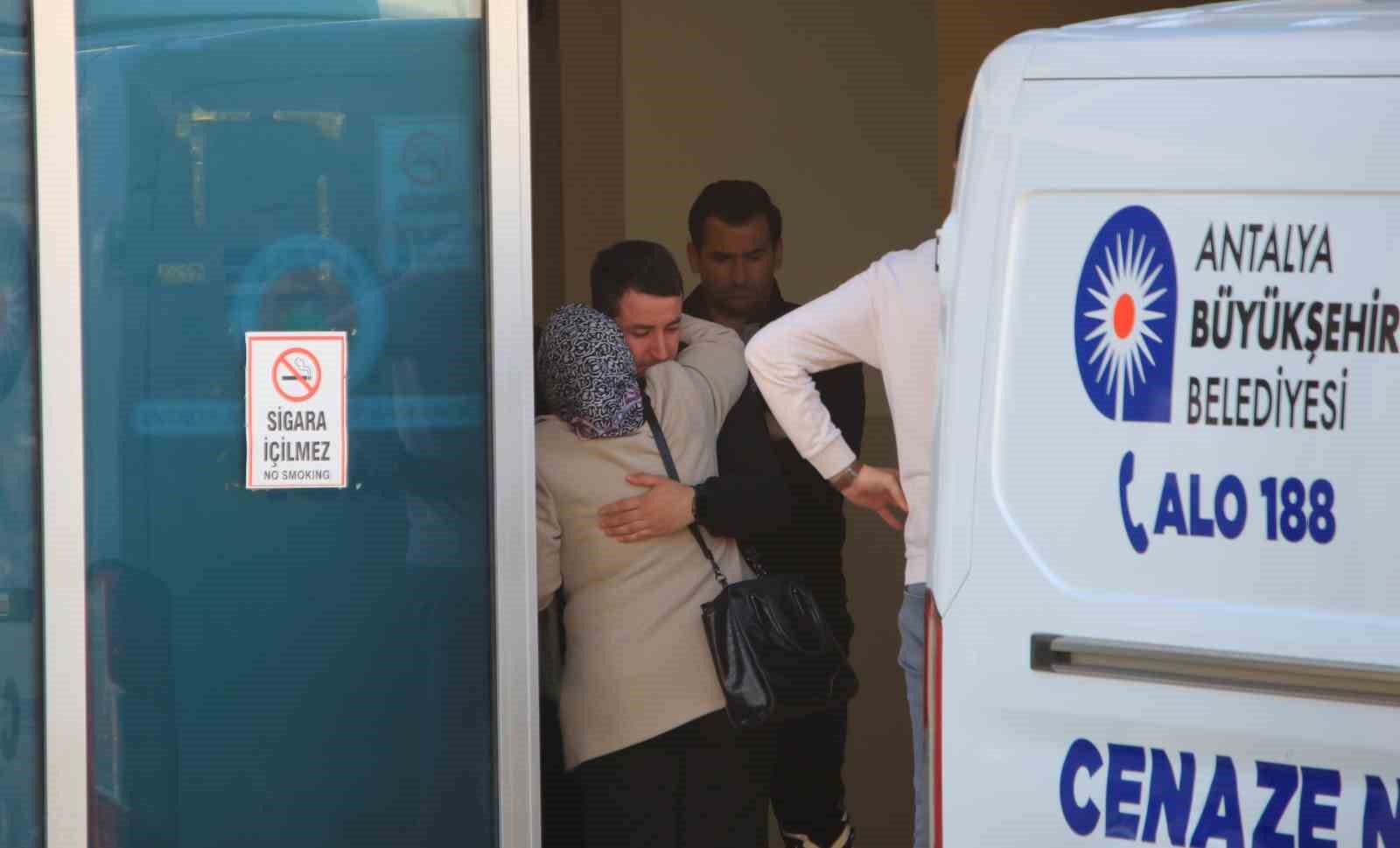 antalyada bariyerlere carpan motosikletli hayatini kaybetti 7 y83Z32gr