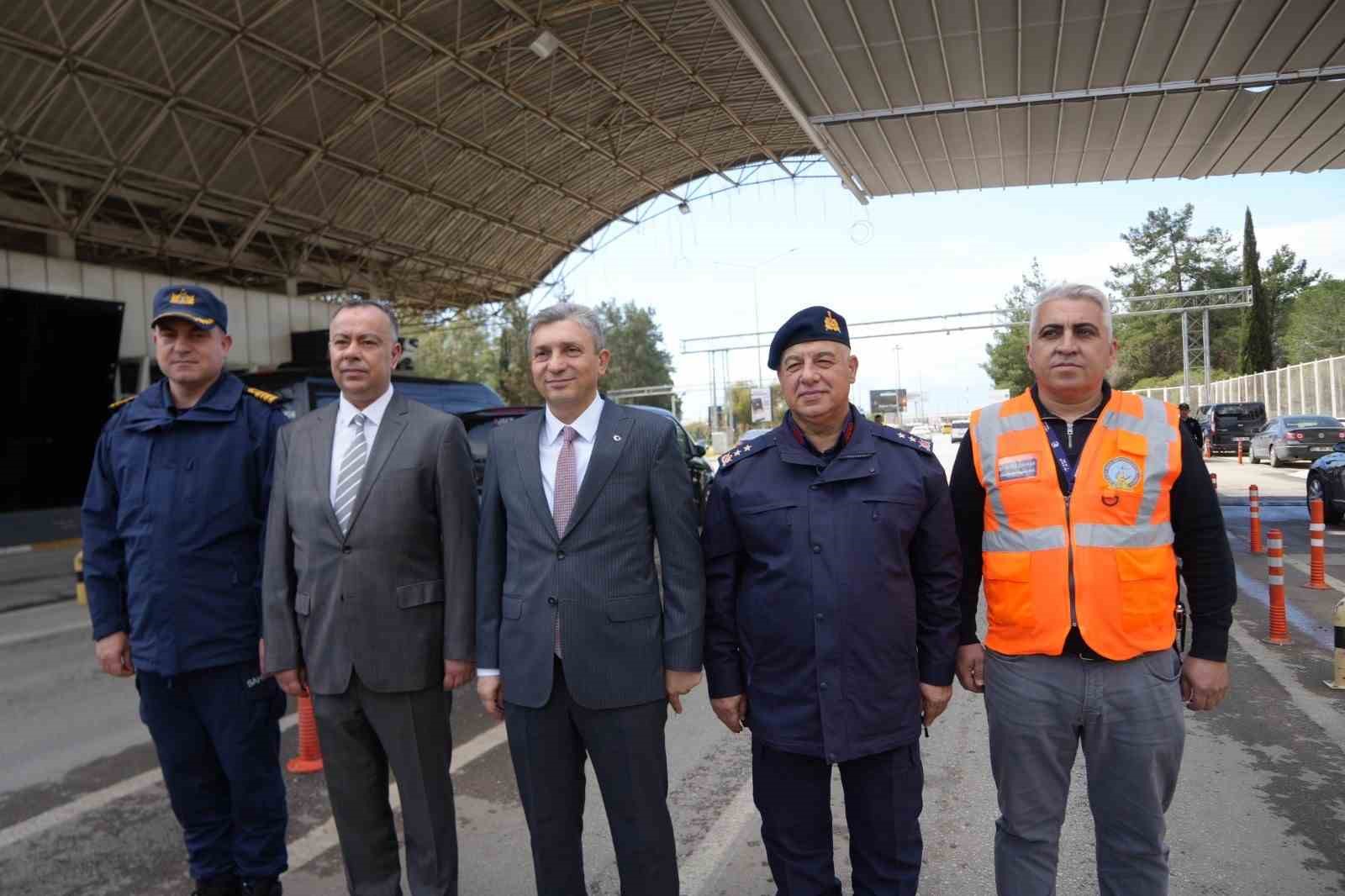 antalyada bayramda 43 uygulama noktasinda 3 bin 217 personel gorev basinda 0 fUIdKpW3