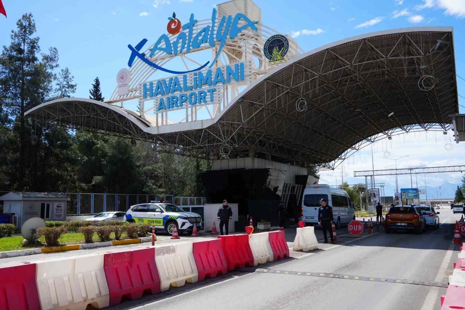 antalyada bayramda 43 uygulama noktasinda 3 bin 217 personel gorev basinda 5 hRB3A66W