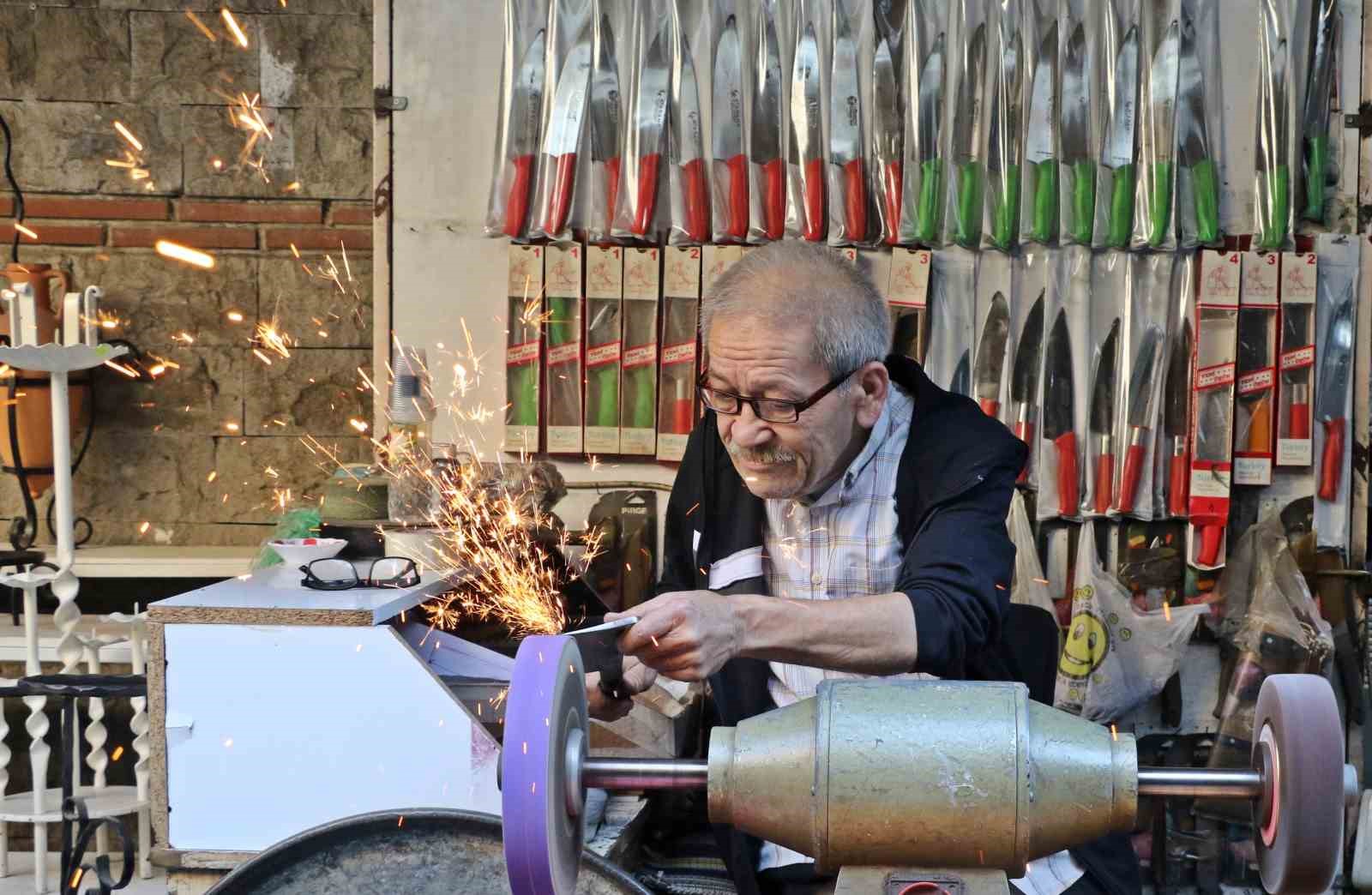 antalyada bicak bileme ustasi meslegini yasatiyor 50 60 bin liraya cirak bulamiyor 0 LsFM6JQC
