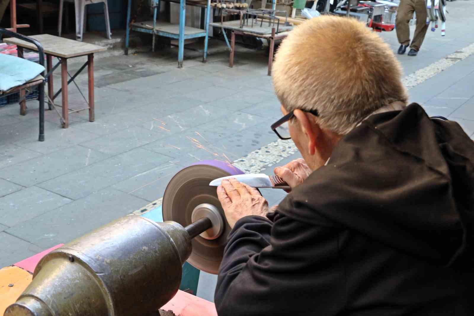 antalyada bicak bileme ustasi meslegini yasatiyor 50 60 bin liraya cirak bulamiyor 3 vVGkGHCe