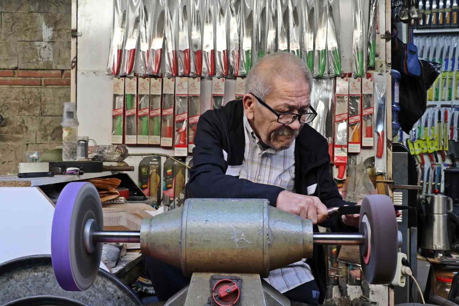antalyada bicak bileme ustasi meslegini yasatiyor 50 60 bin liraya cirak bulamiyor 4 NZlnTPeU