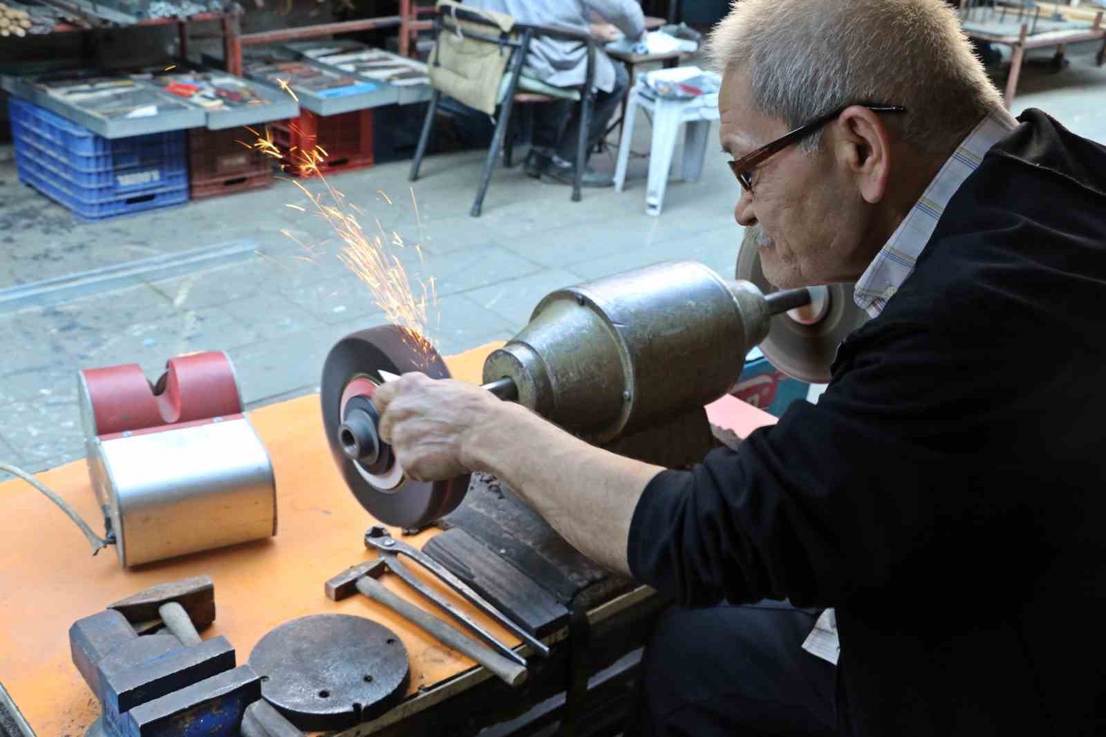 antalyada bicak bileme ustasi meslegini yasatiyor 50 60 bin liraya cirak bulamiyor 7 EtvD4ser
