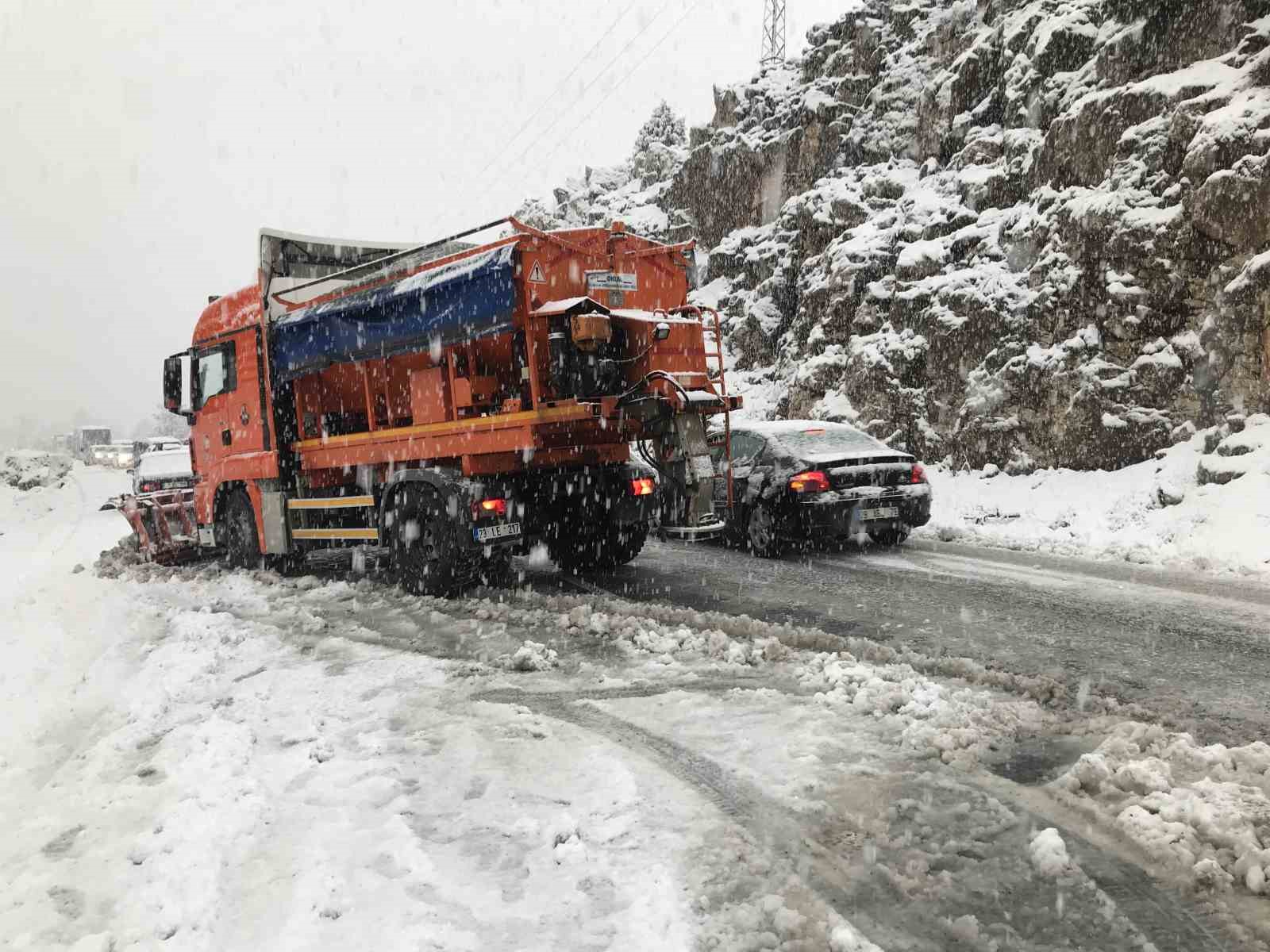 antalyada bin 825 rakimli alacabelde kar yagisi 12 v6tlJtp2