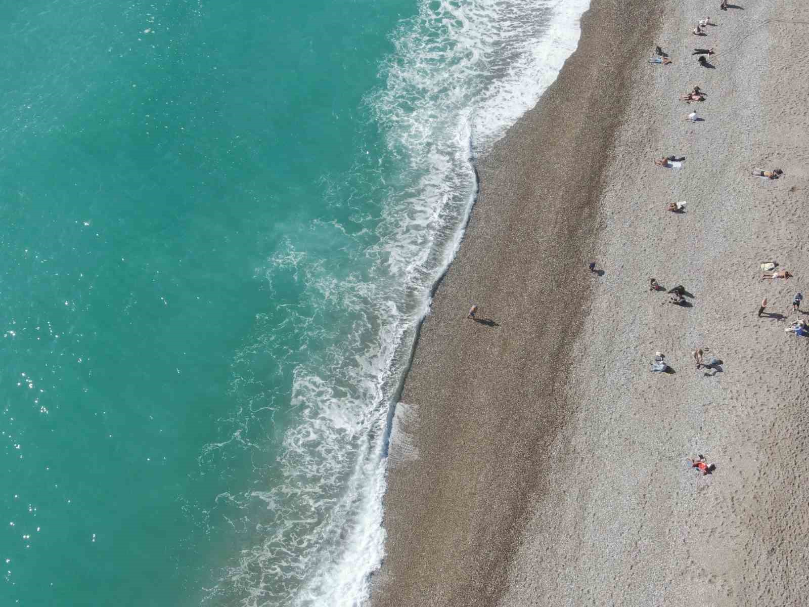 antalyada bir gun arayla iki mevsim dun saganak ve firtina bugun deniz keyfi 1 NKfra8M2