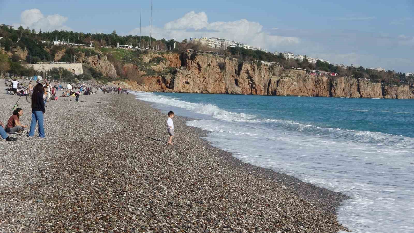 antalyada bir gun arayla iki mevsim dun saganak ve firtina bugun deniz keyfi 11 bWljeC2v