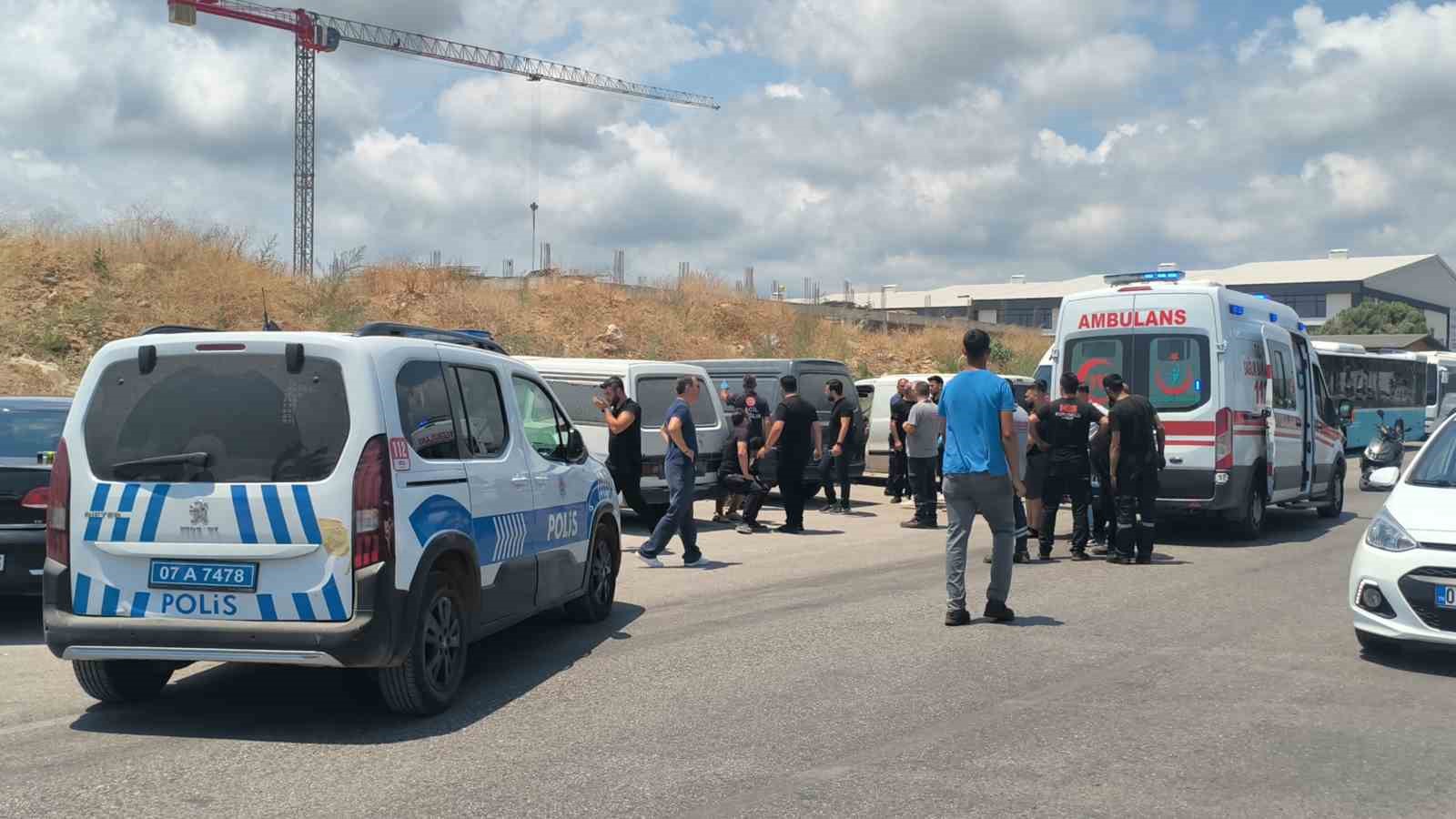 antalyada bir kisi arac icince olu bulundu yakinlari sinir krizi gecirdi 1 eXTjyq2l