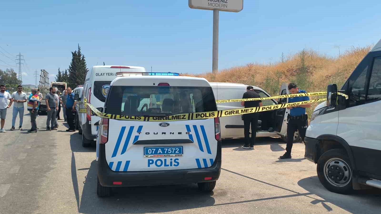 antalyada bir kisi arac icince olu bulundu yakinlari sinir krizi gecirdi 4 QPt8Vij7