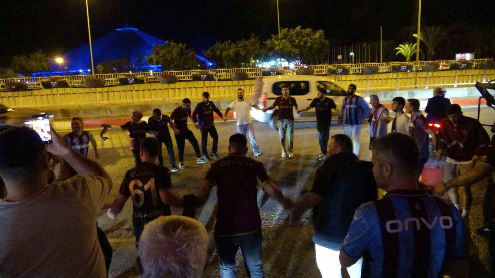 antalyada bordo mavili taraftarlardan kupa coskusu 1 YUzNHErK