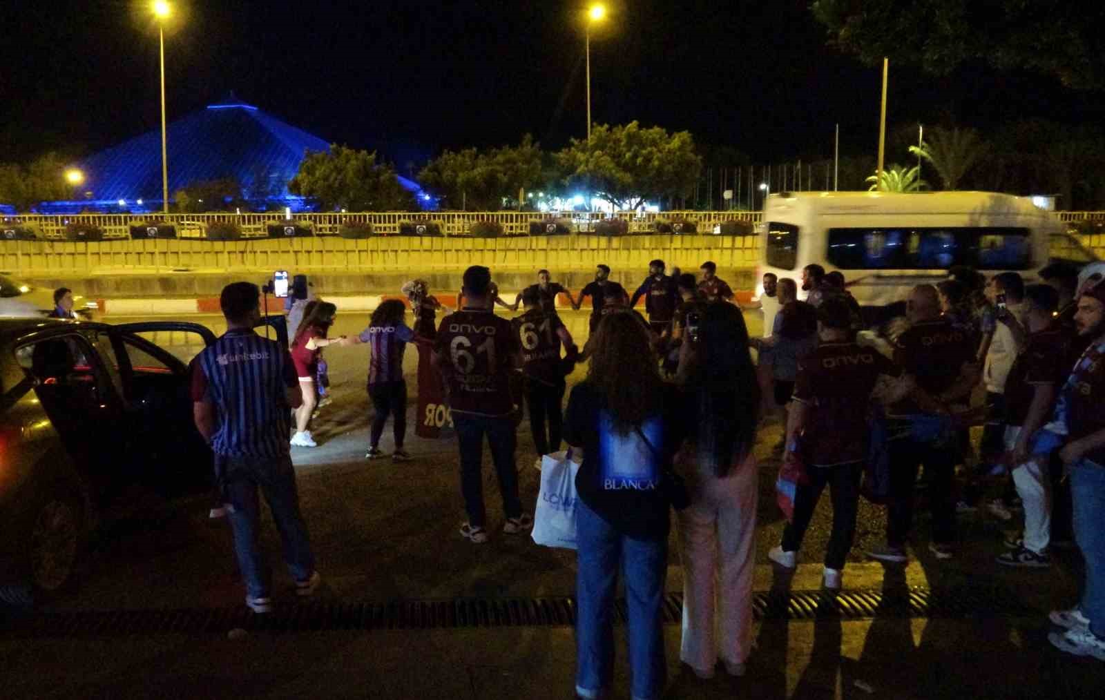 antalyada bordo mavili taraftarlardan kupa coskusu 2