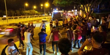antalyada-bordo-mavili-taraftarlardan-kupa-coskusu-u2xFRBmf.jpg