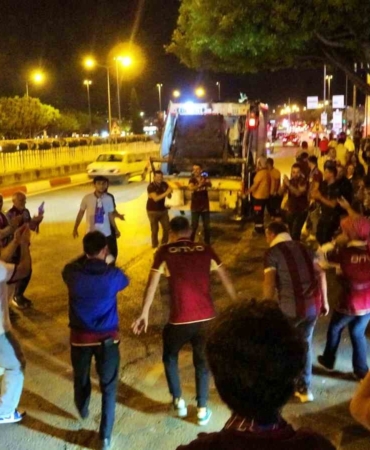 antalyada-bordo-mavili-taraftarlardan-kupa-coskusu-u2xFRBmf.jpg