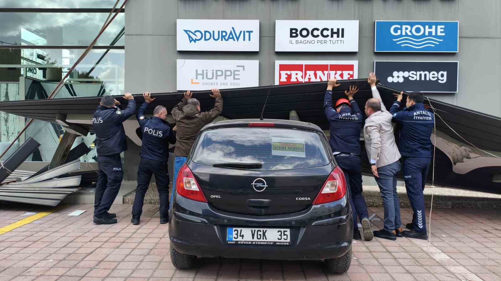 antalyada cati uctu aracin uzerine tabela devrildi elektrik telleri koptu 1 UuOqLpKp