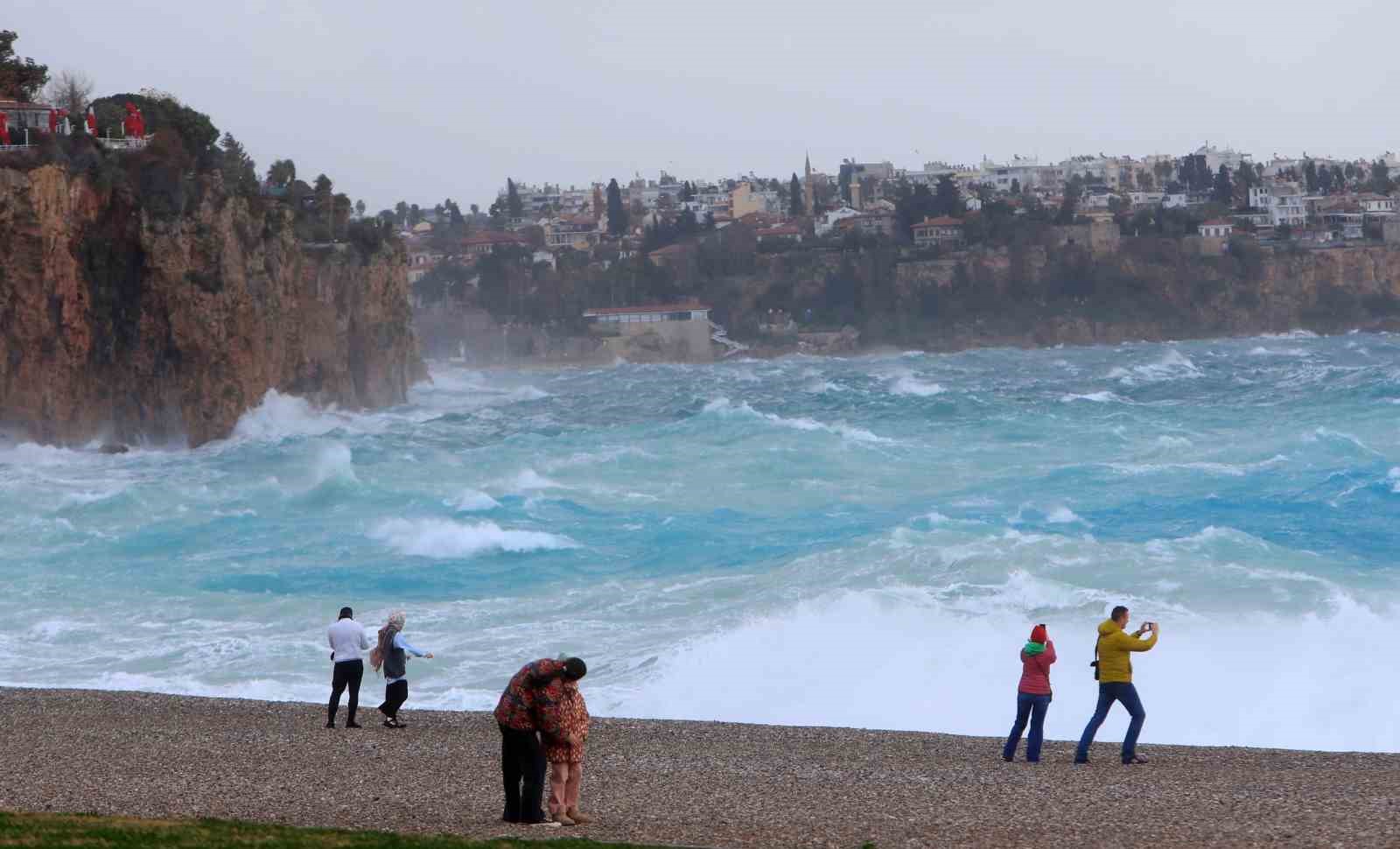 antalyada cati uctu aracin uzerine tabela devrildi elektrik telleri koptu 10