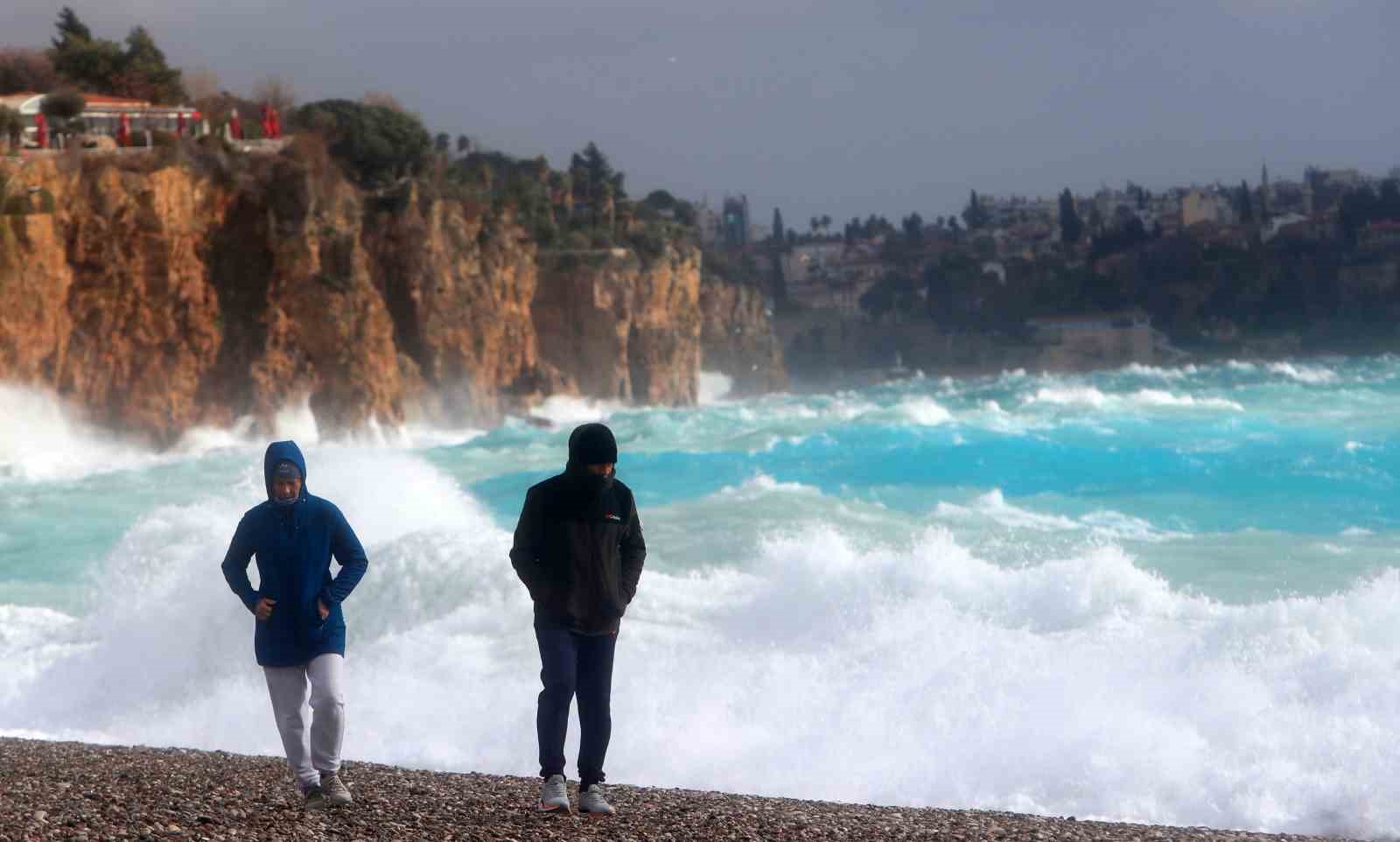 antalyada cati uctu aracin uzerine tabela devrildi elektrik telleri koptu 11 IGjAuWpl