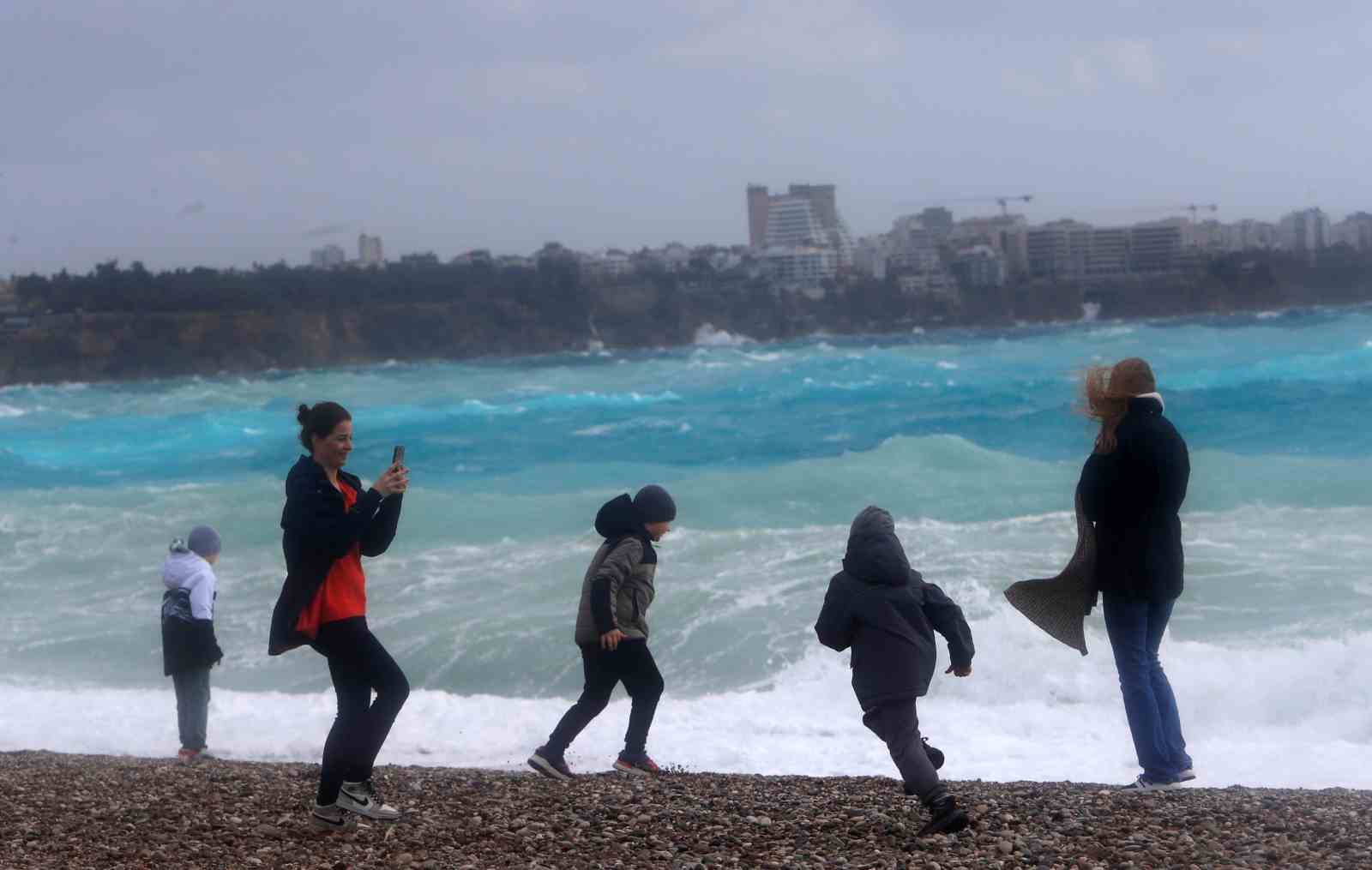 antalyada cati uctu aracin uzerine tabela devrildi elektrik telleri koptu 12 fpbiAIMR