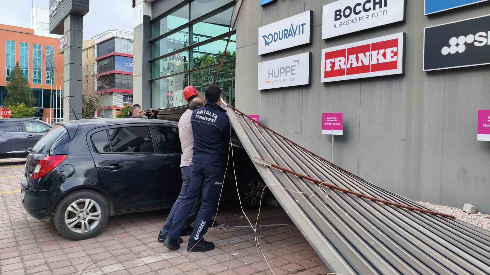 antalyada cati uctu aracin uzerine tabela devrildi elektrik telleri koptu 15 NMlcllU5