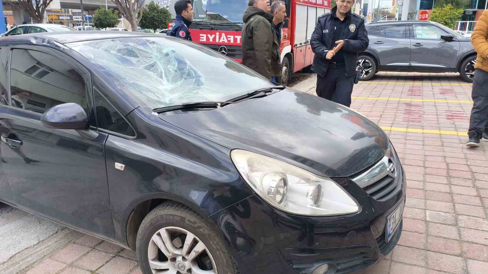 antalyada cati uctu aracin uzerine tabela devrildi elektrik telleri koptu 16 U1KizlDS