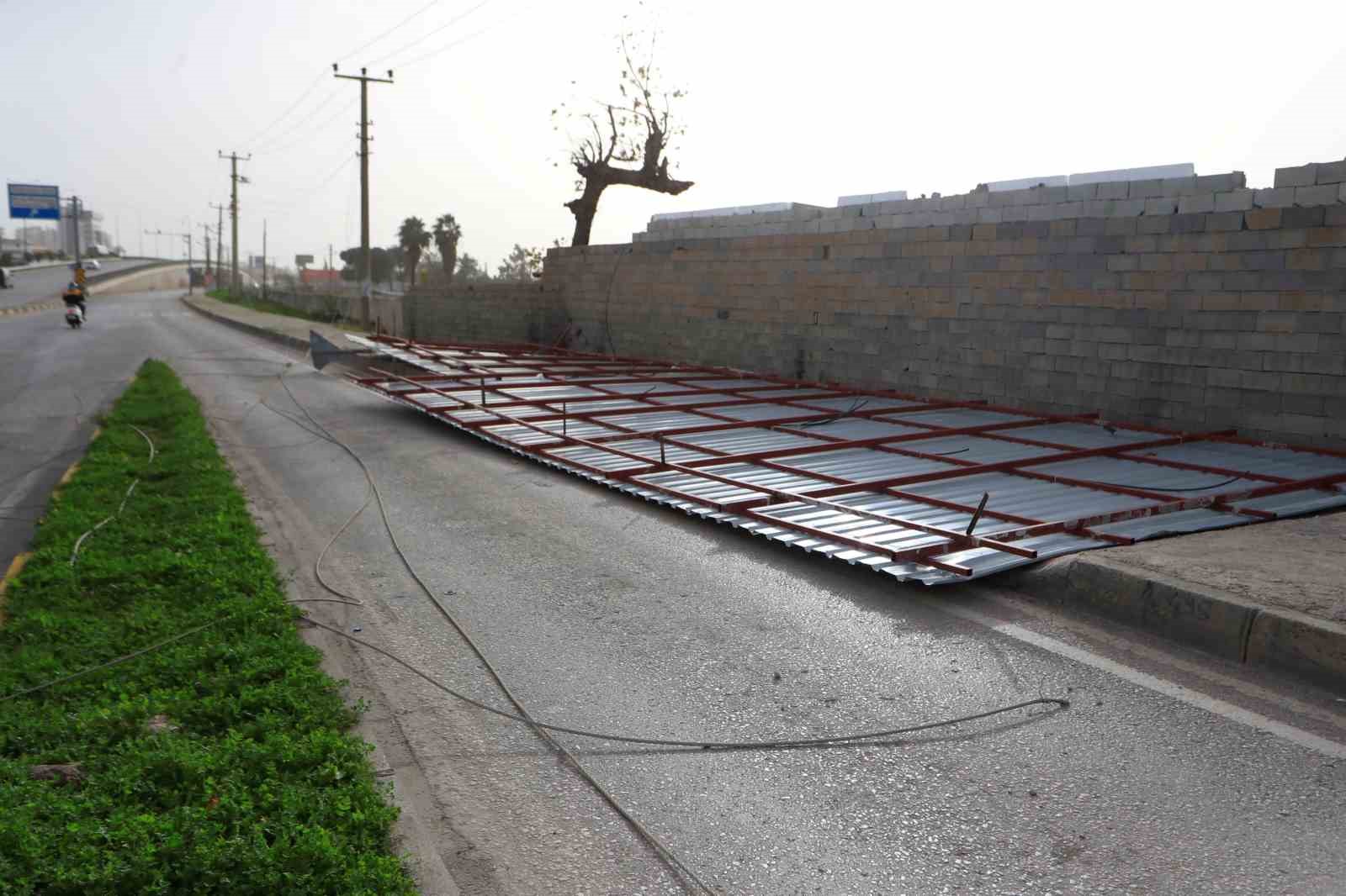 antalyada cati uctu aracin uzerine tabela devrildi elektrik telleri koptu 17