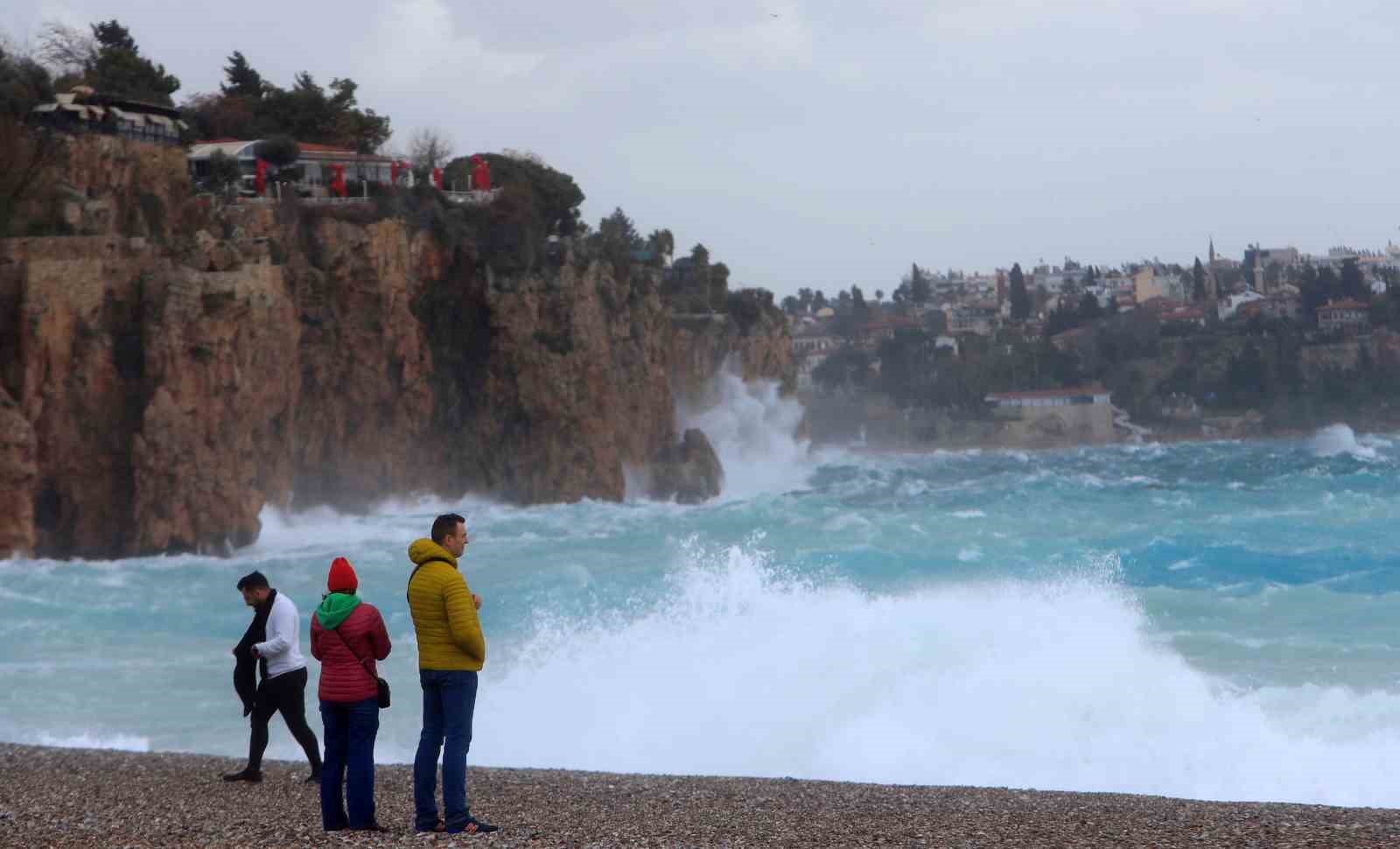 antalyada cati uctu aracin uzerine tabela devrildi elektrik telleri koptu 3 f2XaFbIp