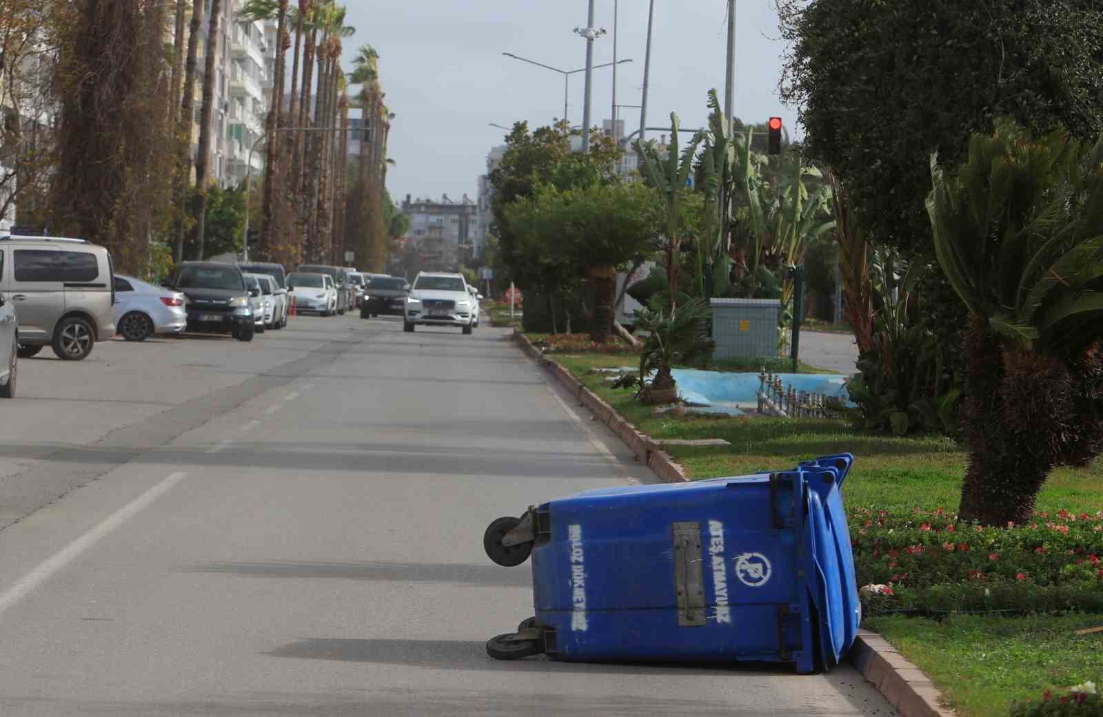 antalyada cati uctu aracin uzerine tabela devrildi elektrik telleri koptu 7 whUP1a6h