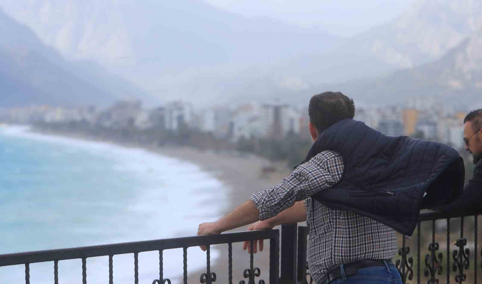 antalyada cati uctu aracin uzerine tabela devrildi elektrik telleri koptu 8