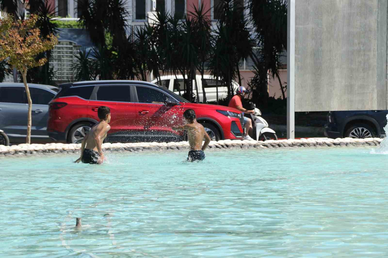 Antalya’da çocuklar süs havuzuna girerek serinledi 5 antalyada cocuklar sus havuzuna girerek serinledi 1 UUNkNQTW