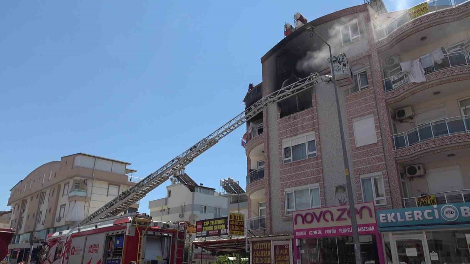 Antalya’da dairede çıkan yangında 1’i bebek 5 kişi dumandan etkilendi 6 antalyada dairede cikan yanginda 1i bebek 5 kisi dumandan etkilendi 2 OK8rBLlM