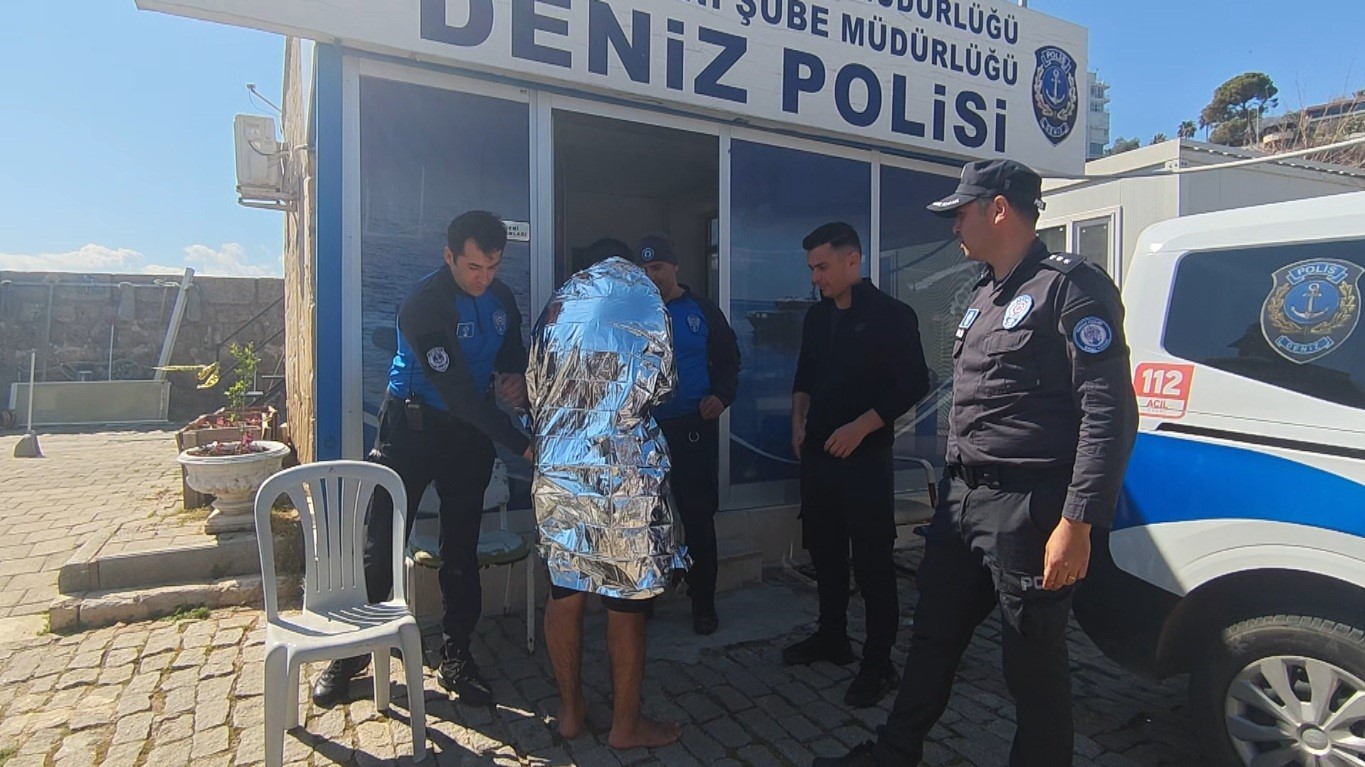 antalyada denize acildigi kano devrildi suda 3 saat kurtarilmayi beklerken imdadina deniz polisi yetisti XgD7P6iN