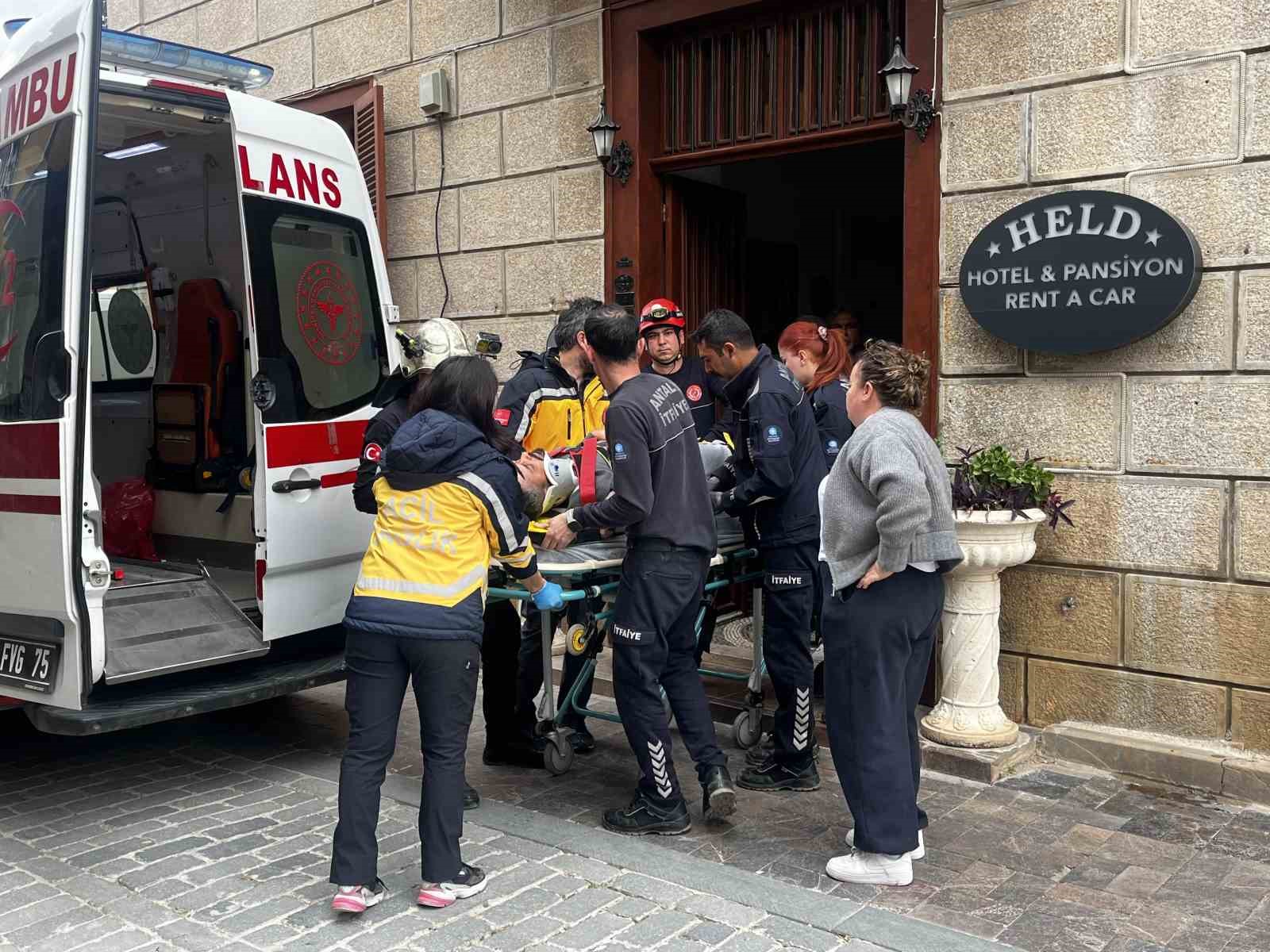Antalya’da depoya inmek isterken düşen genç yaralandı 5 antalyada depoya inmek isterken dusen genc yaralandi 1 FJXe7kGa