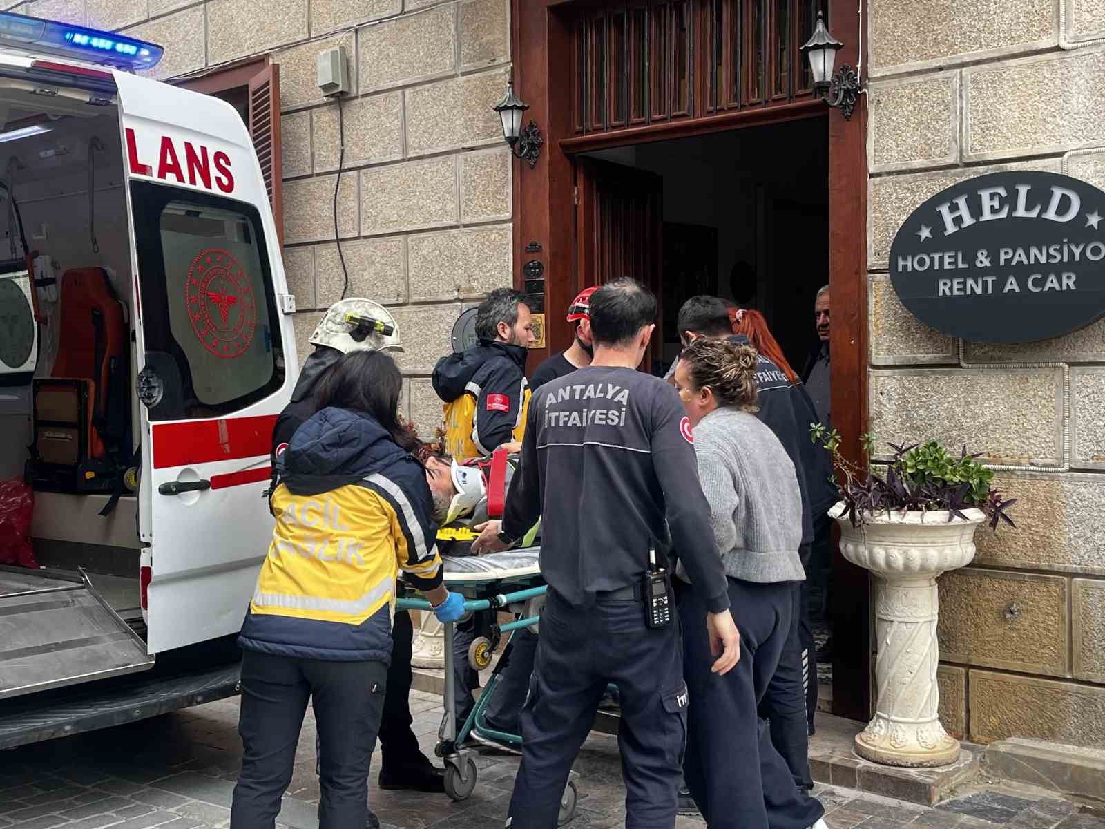 Antalya’da depoya inmek isterken düşen genç yaralandı 6 antalyada depoya inmek isterken dusen genc yaralandi 2 rkfnLzg4
