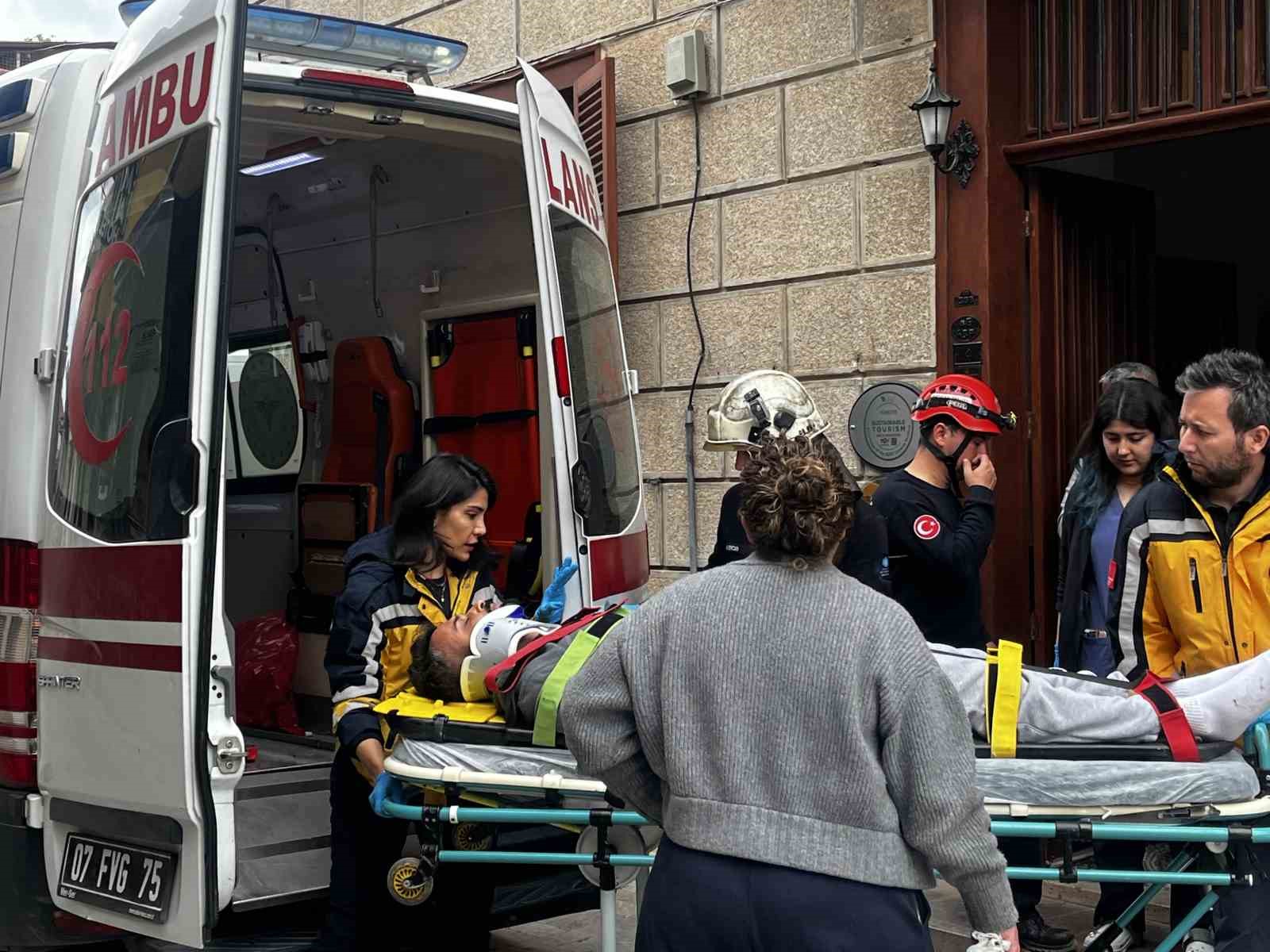 Antalya’da depoya inmek isterken düşen genç yaralandı 7 antalyada depoya inmek isterken dusen genc yaralandi 3 pV1GA48Q