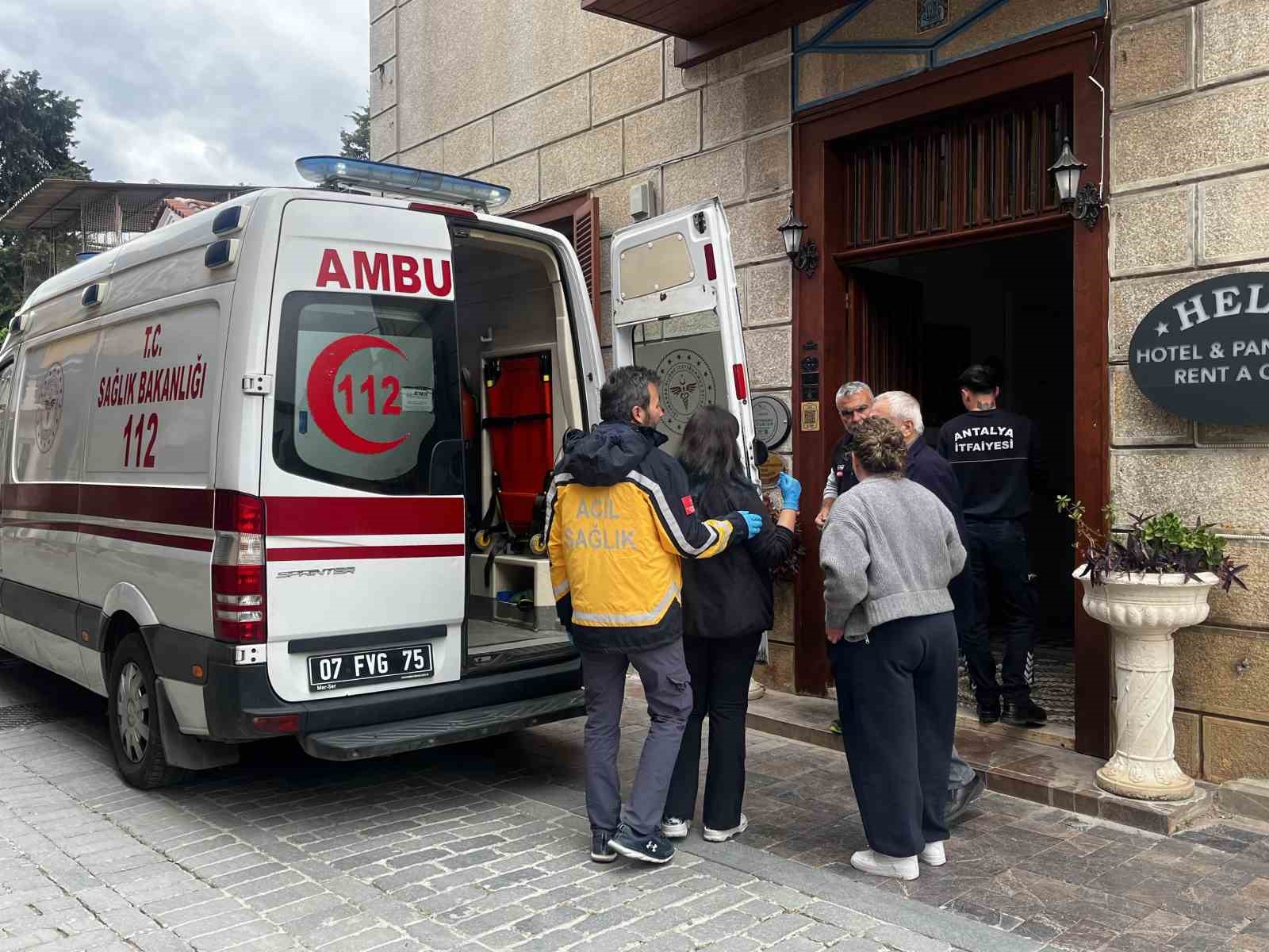 Antalya’da depoya inmek isterken düşen genç yaralandı 8 antalyada depoya inmek isterken dusen genc yaralandi 4 pHjWpLCq