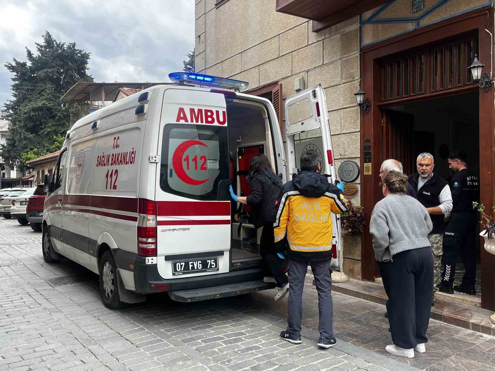 Antalya’da depoya inmek isterken düşen genç yaralandı 9 antalyada depoya inmek isterken dusen genc yaralandi 5 QT7b43Uq