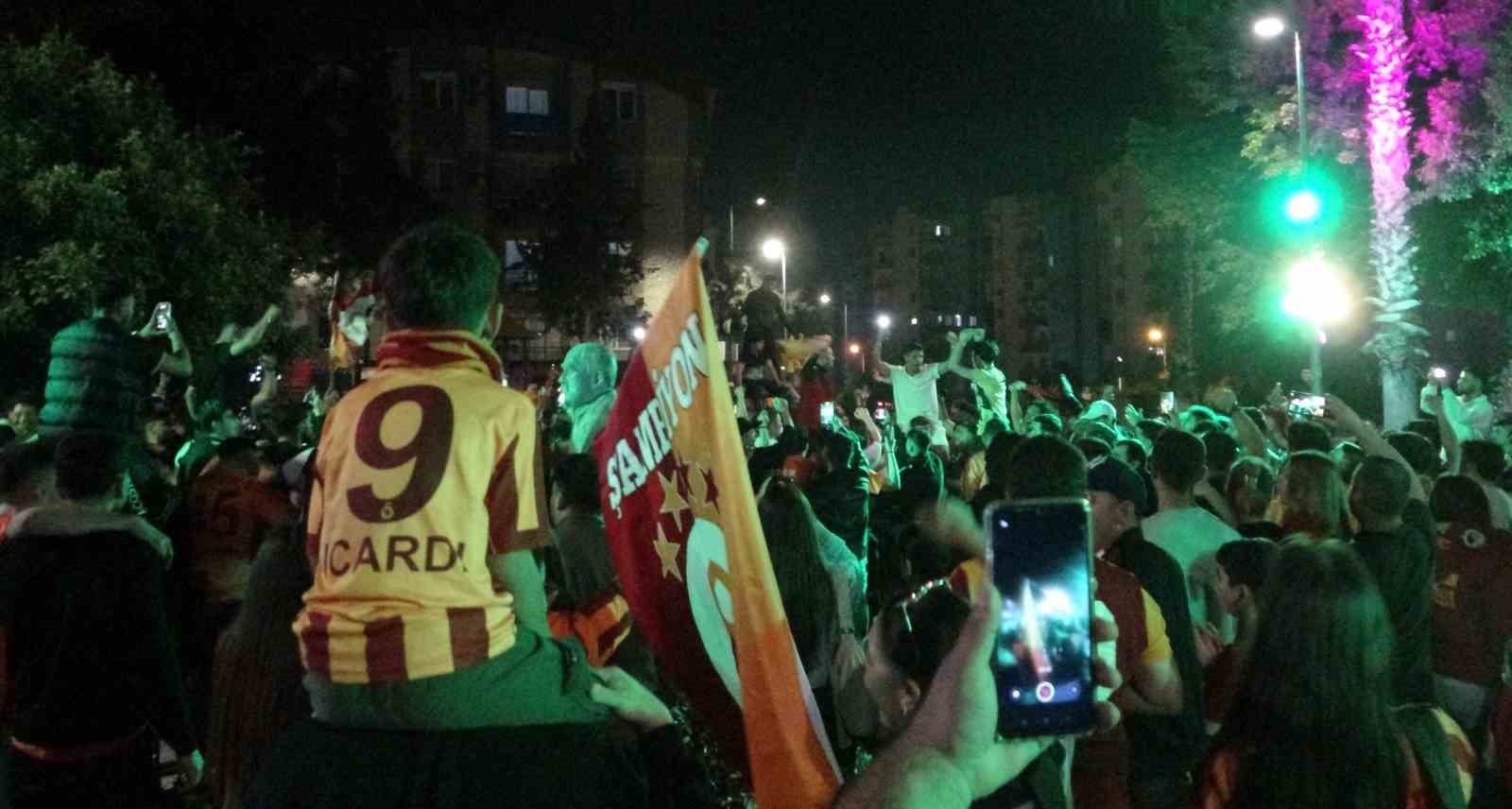 Antalya’da derbi galibiyetini kutlayan bir taraftar bıçakla yaralandı 4 antalyada derbi galibiyetini kutlayan bir taraftar bicakla yaralandi 0 8F2nbgb8