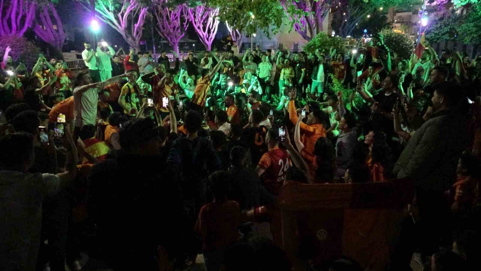 Antalya’da derbi galibiyetini kutlayan bir taraftar bıçakla yaralandı 14 antalyada derbi galibiyetini kutlayan bir taraftar bicakla yaralandi 10 ErA1bMzu
