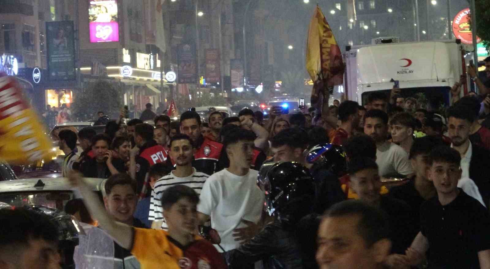 Antalya’da derbi galibiyetini kutlayan bir taraftar bıçakla yaralandı 9 antalyada derbi galibiyetini kutlayan bir taraftar bicakla yaralandi 5 3Bkw99Rp