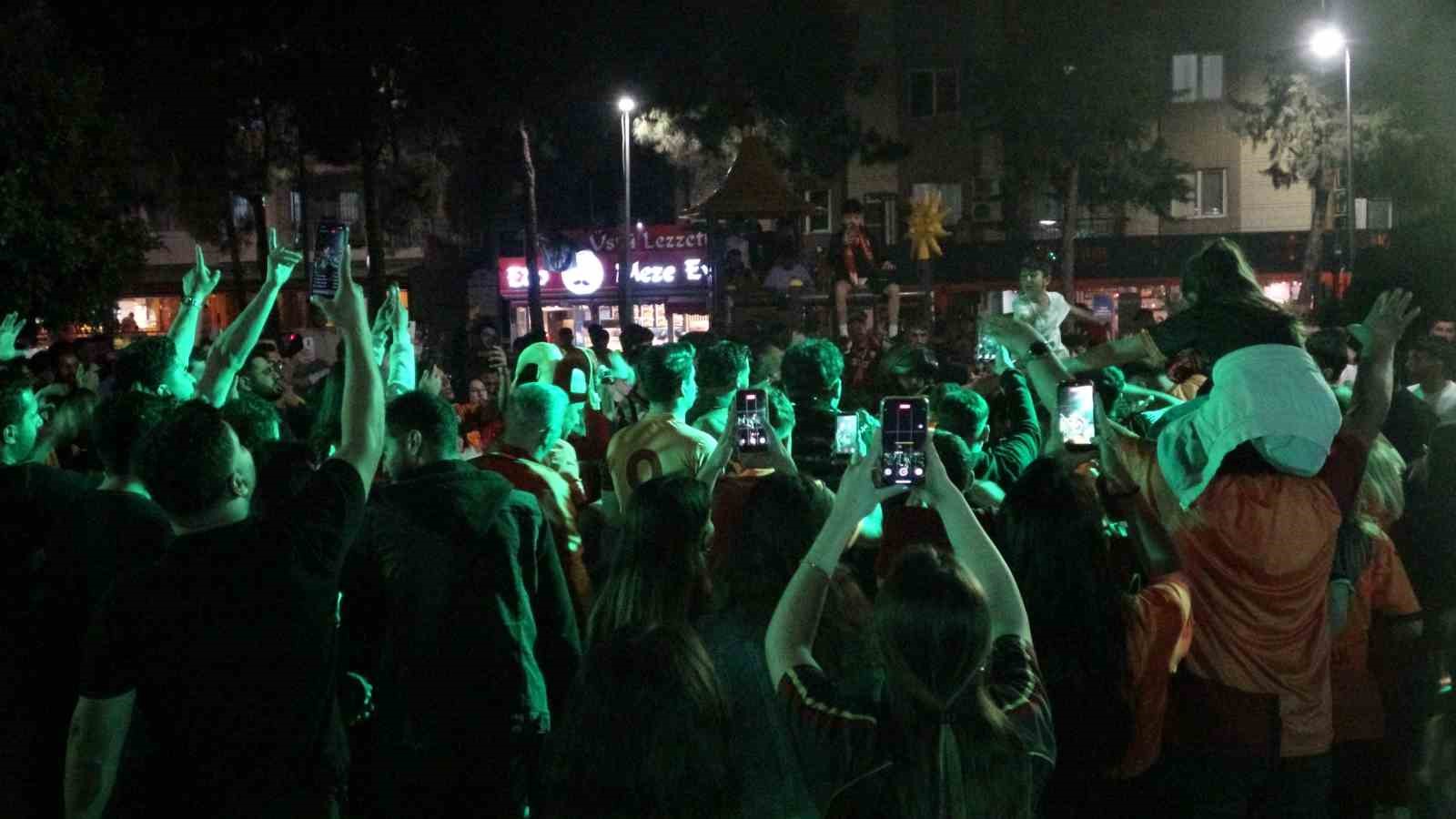 Antalya’da derbi galibiyetini kutlayan bir taraftar bıçakla yaralandı 11 antalyada derbi galibiyetini kutlayan bir taraftar bicakla yaralandi 7 dcyMnZ1b