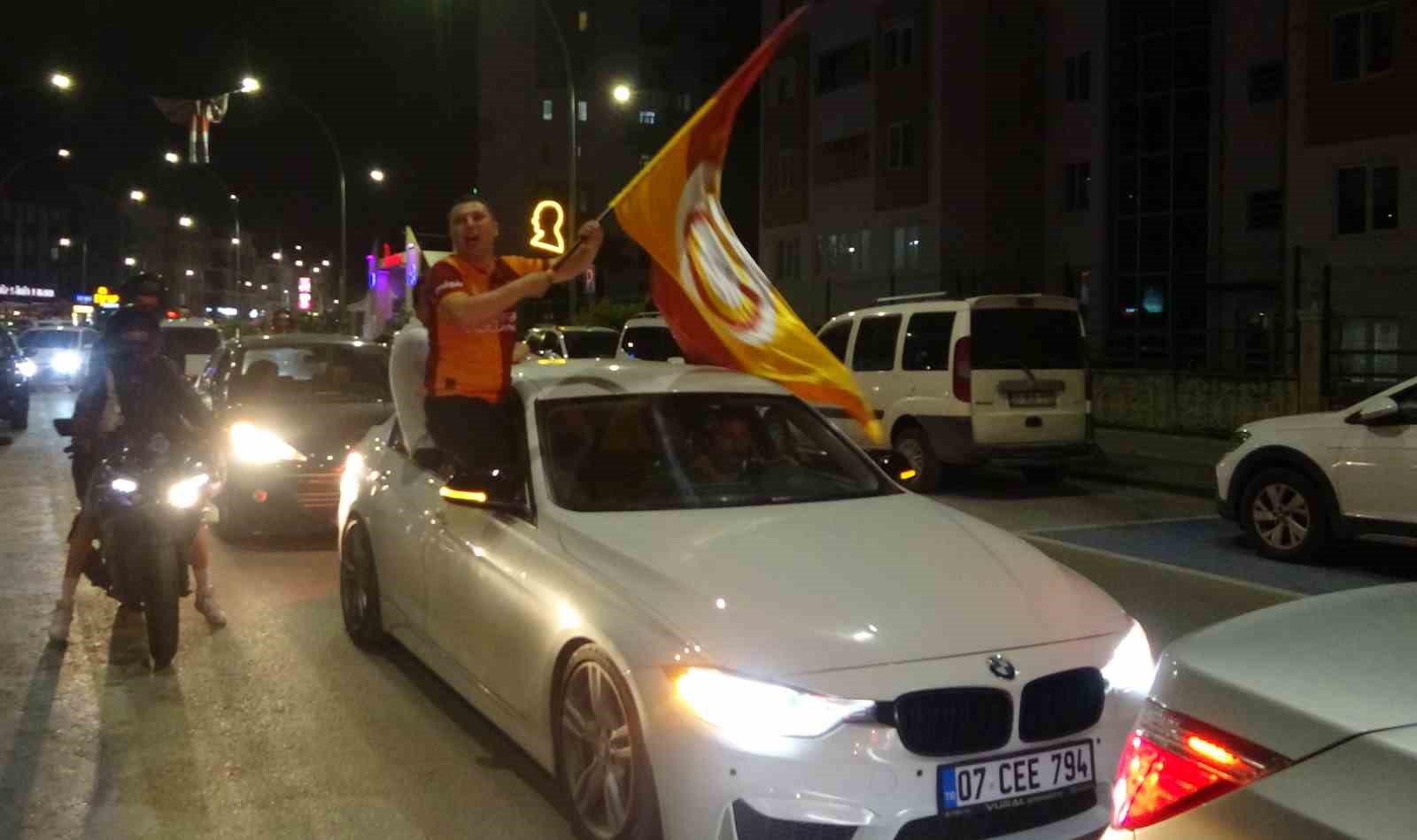 Antalya’da derbi galibiyetini kutlayan bir taraftar bıçakla yaralandı 13 antalyada derbi galibiyetini kutlayan bir taraftar bicakla yaralandi 9 Xb6UBUGU