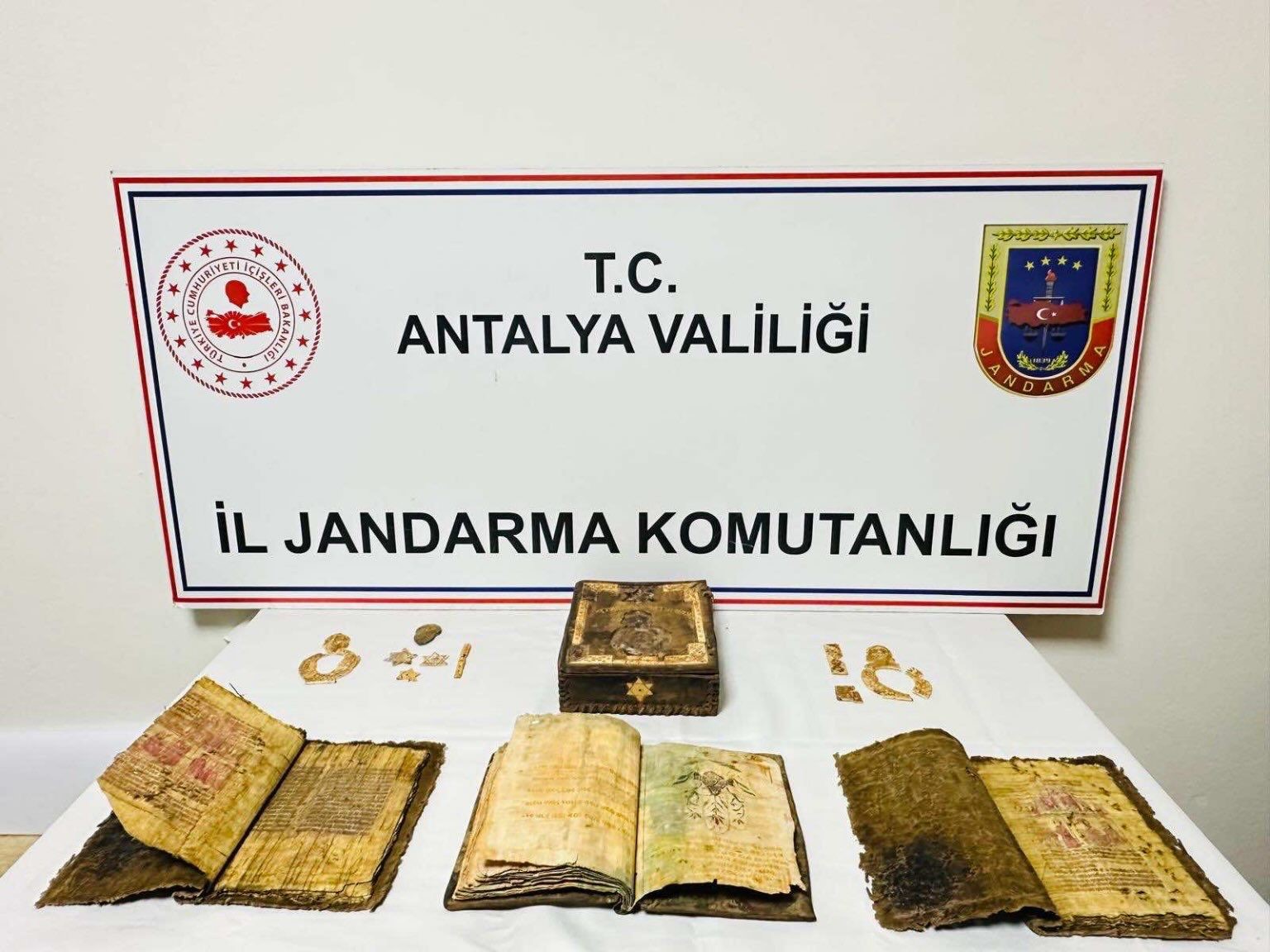 Antalya’da durdurulan araçtan tarihi Kur’an-ı Kerim ve tarihi eser çıktı 4 antalyada durdurulan aractan tarihi kuran i kerim ve tarihi eser cikti 0 GDtVZiQ7