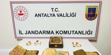 antalyada-durdurulan-aractan-tarihi-kuran-i-kerim-ve-tarihi-eser-cikti-lET89Hi5.jpg