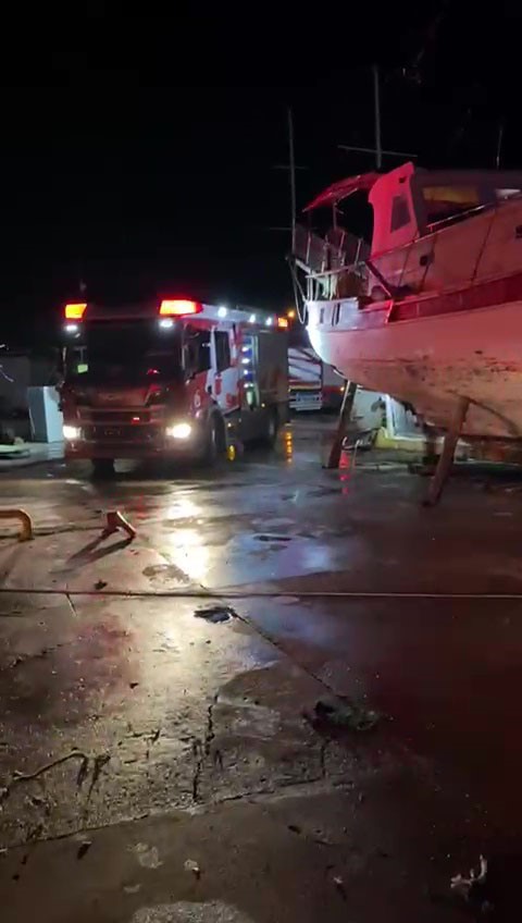Antalya’da düşen yıldırım 3 tekneyi küle çevirdi 6 antalyada dusen yildirim 3 tekneyi kule cevirdi 2
