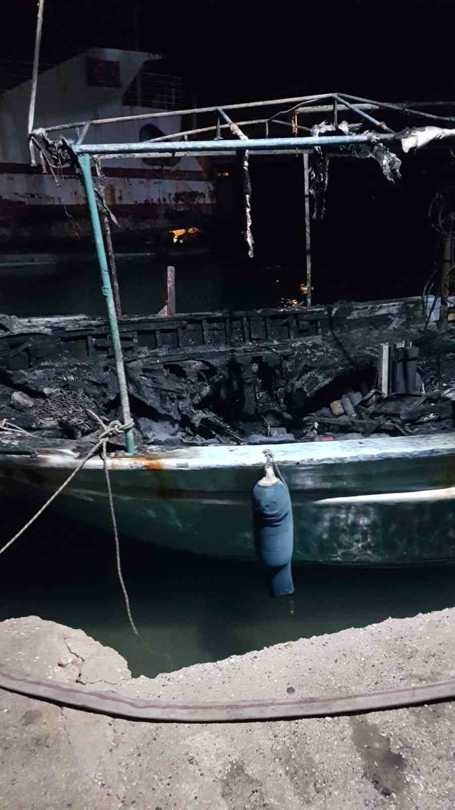 Antalya’da düşen yıldırım 3 tekneyi küle çevirdi 7 antalyada dusen yildirim 3 tekneyi kule cevirdi 3 diy7RV96