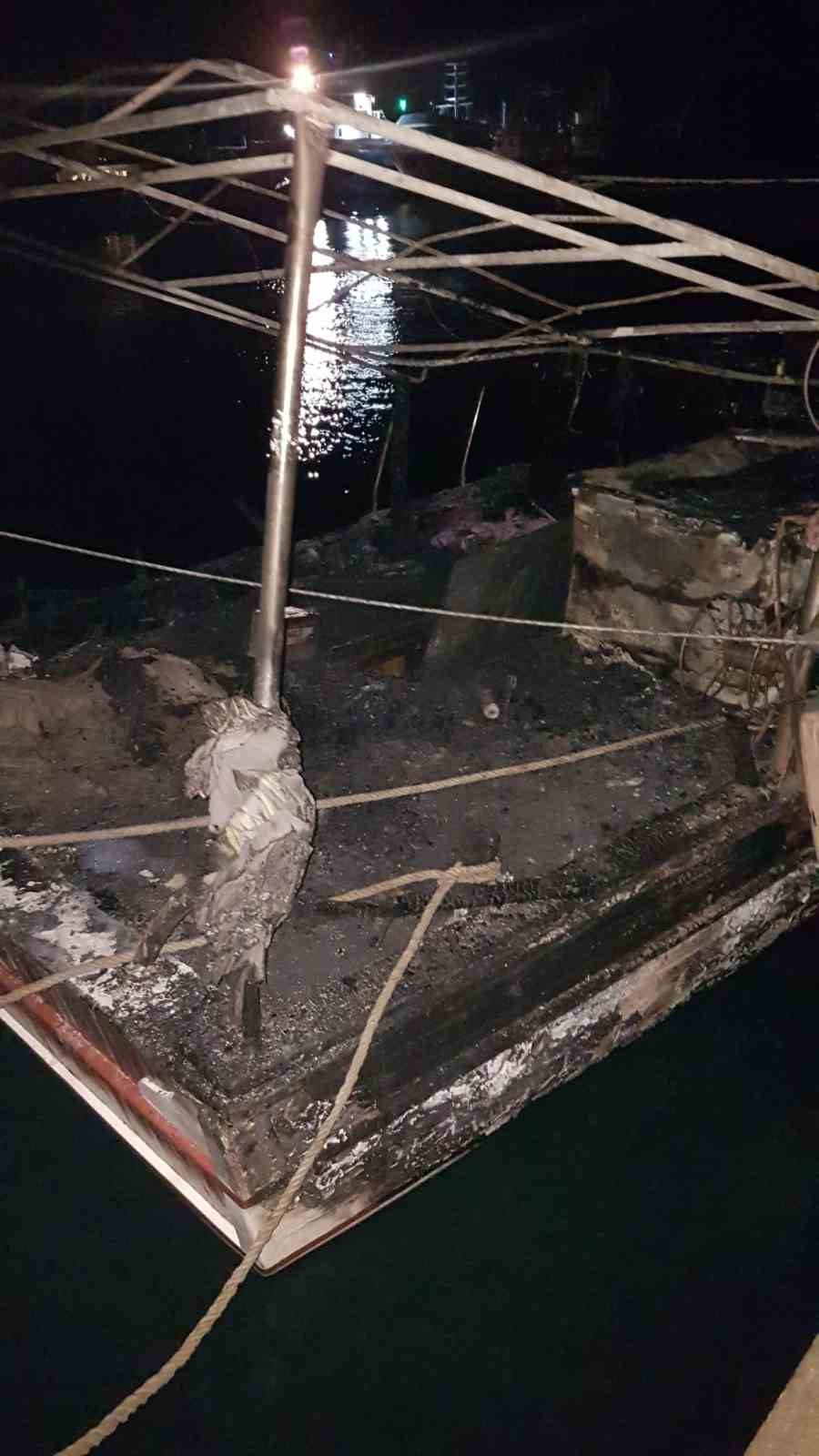 Antalya’da düşen yıldırım 3 tekneyi küle çevirdi 8 antalyada dusen yildirim 3 tekneyi kule cevirdi 4 3X1LuHNL