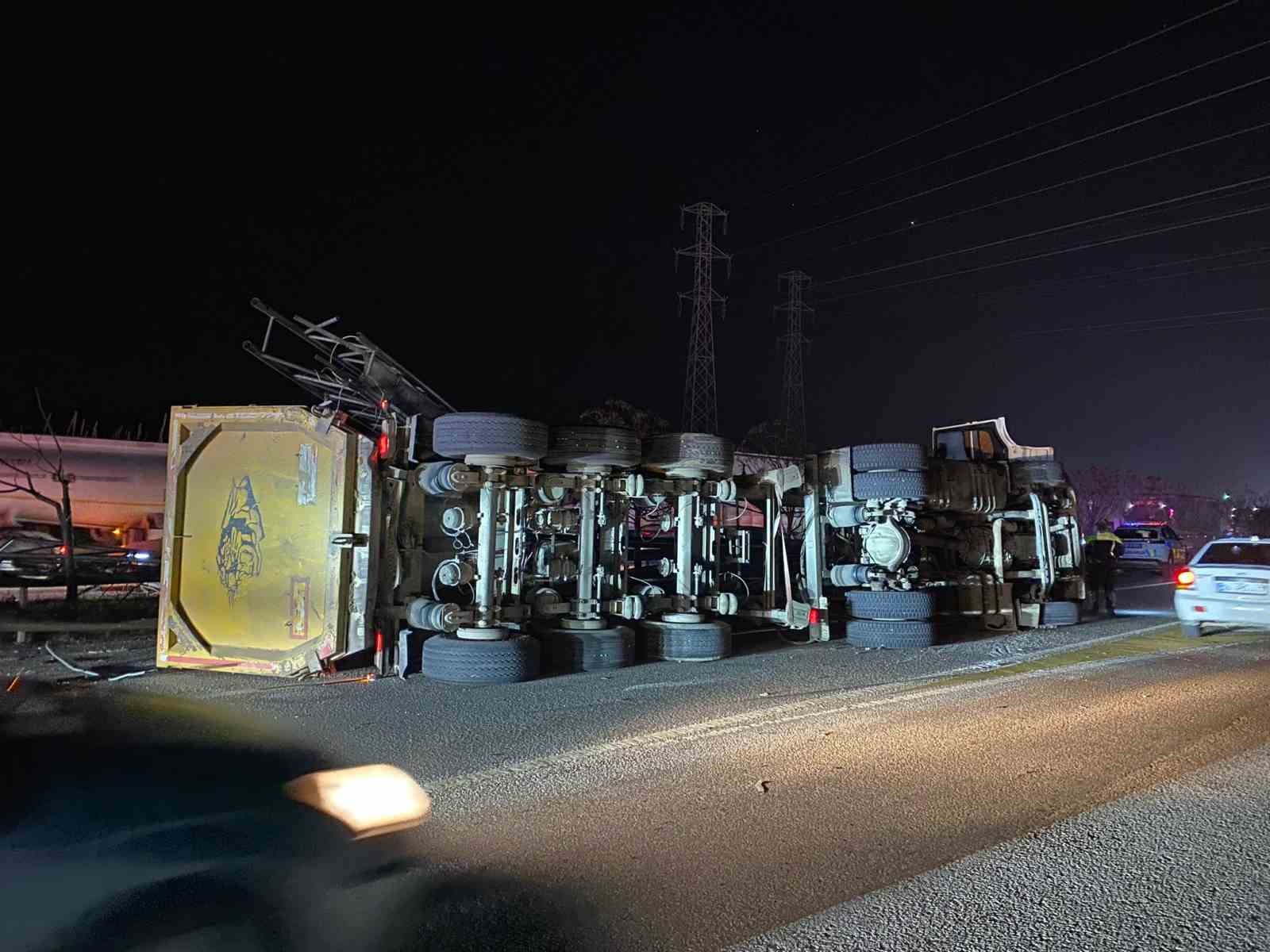 antalyada eds diregine carpan tir devrildi 2 yarali 0 akcdI62t