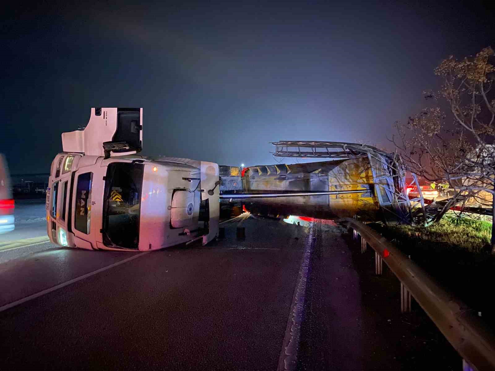 antalyada eds diregine carpan tir devrildi 2 yarali 1 iDdKs9g9