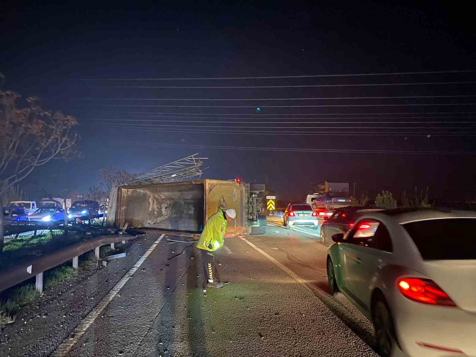 antalyada eds diregine carpan tir devrildi 2 yarali 10