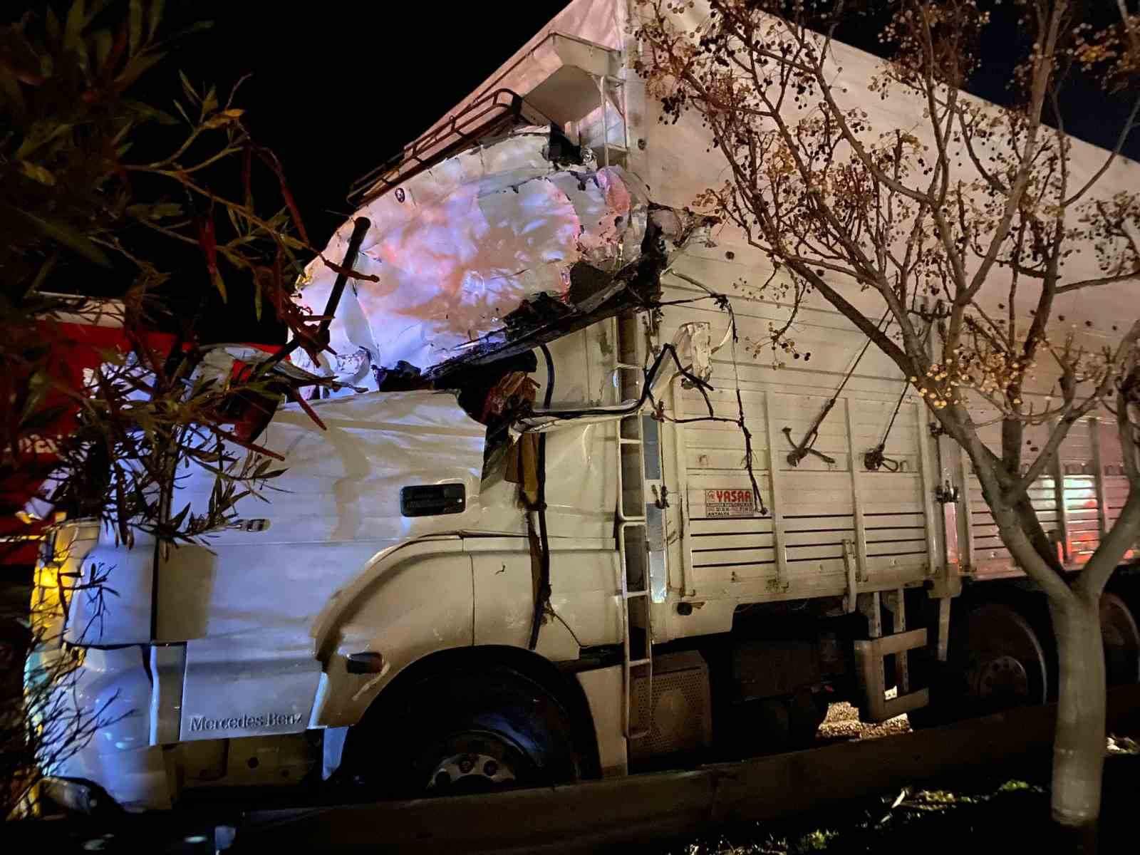 antalyada eds diregine carpan tir devrildi 2 yarali 2 P21KM4lO