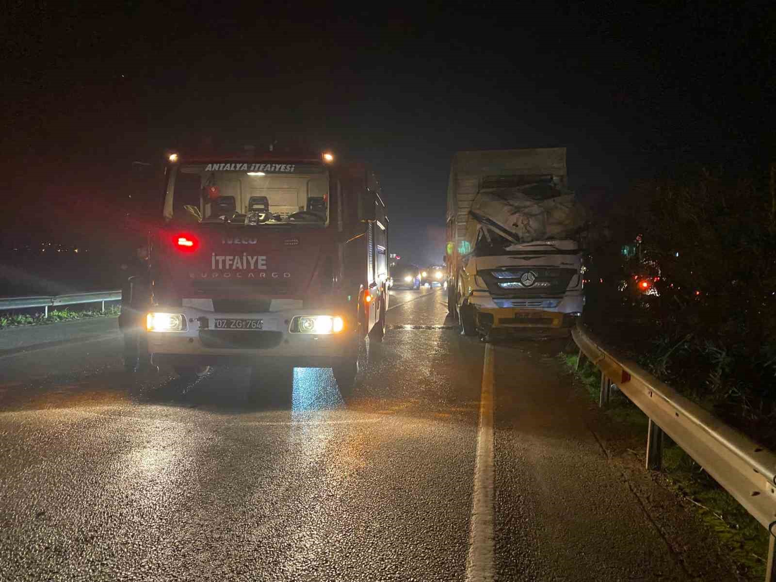 antalyada eds diregine carpan tir devrildi 2 yarali 8 AjnNcL5c