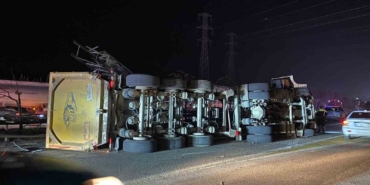 antalyada-eds-diregine-carpan-tir-devrildi-2-yarali-c4XWsKzj.jpg